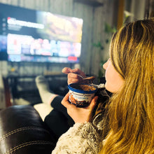 Charger l'image dans la galerie, Manger du chocolat en écoutant netflix. Moment relaxant avec une fondue au chocolat Pralinière