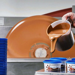 Fabrication des fondues au chocolat de la chocolaterie artisanale Pralinière à Lac-Etchemin, Quebec.