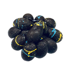 Charger l'image dans la galerie, Oeufs de Pâques enchocolat noir artisanal de la chocolaterie Pralinière au Québec