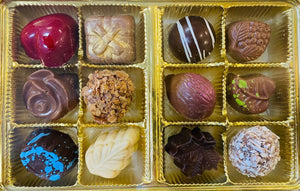 Boite de chocolats fins fabriqués au Québec par la Pralinière une chocolaterie artisanale