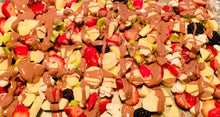 Charger l'image dans la galerie, Plateau de fruits recouvert de chocolat liquide pour une fondue au chocolat de la Pralinière