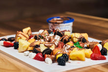 Charger l'image dans la galerie, Présentation de fruits et de fondue au chocolat