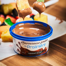 Charger l&#39;image dans la galerie, Bonbon et fruit trempé dans une fondue au chocolat au lait de la pralinière sur boutique en ligne