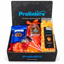 Charger l'image dans la galerie, boite cadeau à partager pour party halloween contenant chocolat, bonbons, popcorn et suçons