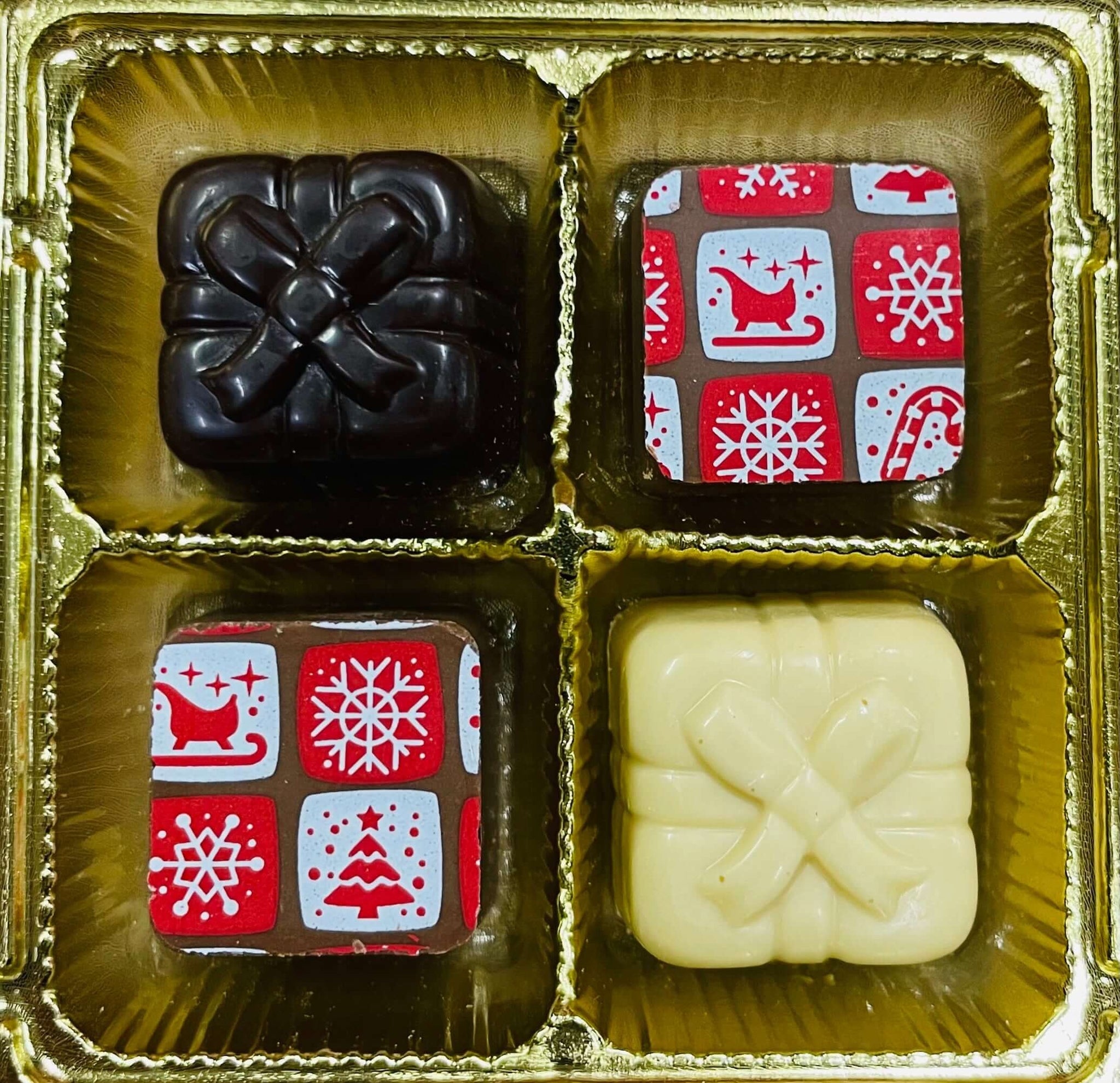 Boite de Noël rouge et or - 25 chocolats assortis – Chocolats Andrée
