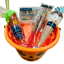 Charger l&#39;image dans la galerie, Cadeau de chocolats et bonbons pour Halloween offert dans une chaudiere parfaite pour la chasse aux bonbons