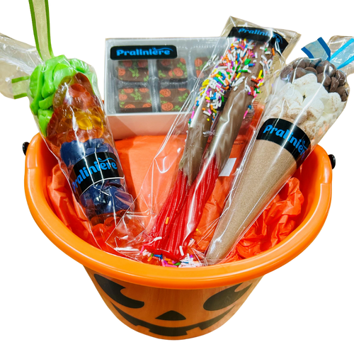 Cadeau de chocolats et bonbons pour Halloween offert dans une chaudiere parfaite pour la chasse aux bonbons