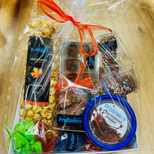Charger l&#39;image dans la galerie, panier cadeau de chocolats et bonbons a commander en ligne au Québec pour Halloween
