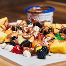 Charger l&#39;image dans la galerie, Verser une fondue au chocolat sur des fruits et guimauves avec la meilleure fondue au chocolat du Québec
