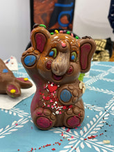 Charger l&#39;image dans la galerie, Chocolat décoré par un enfant dans un atelier éducatif de chocolat de Pâques