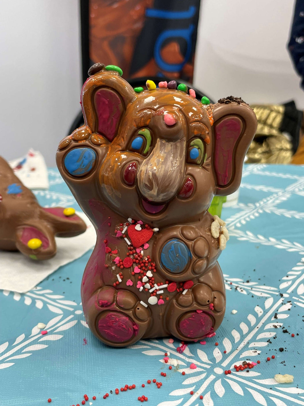 Chocolat décoré par un enfant dans un atelier éducatif de chocolat de Pâques