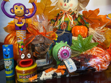 Charger l&#39;image dans la galerie, Boite cadeau rempli de friandises pour les enfants à l&#39;Halloween