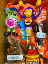 Charger l&#39;image dans la galerie, Chocolats et bonbons dans une boite cadeau pour enfant à l&#39;Halloween