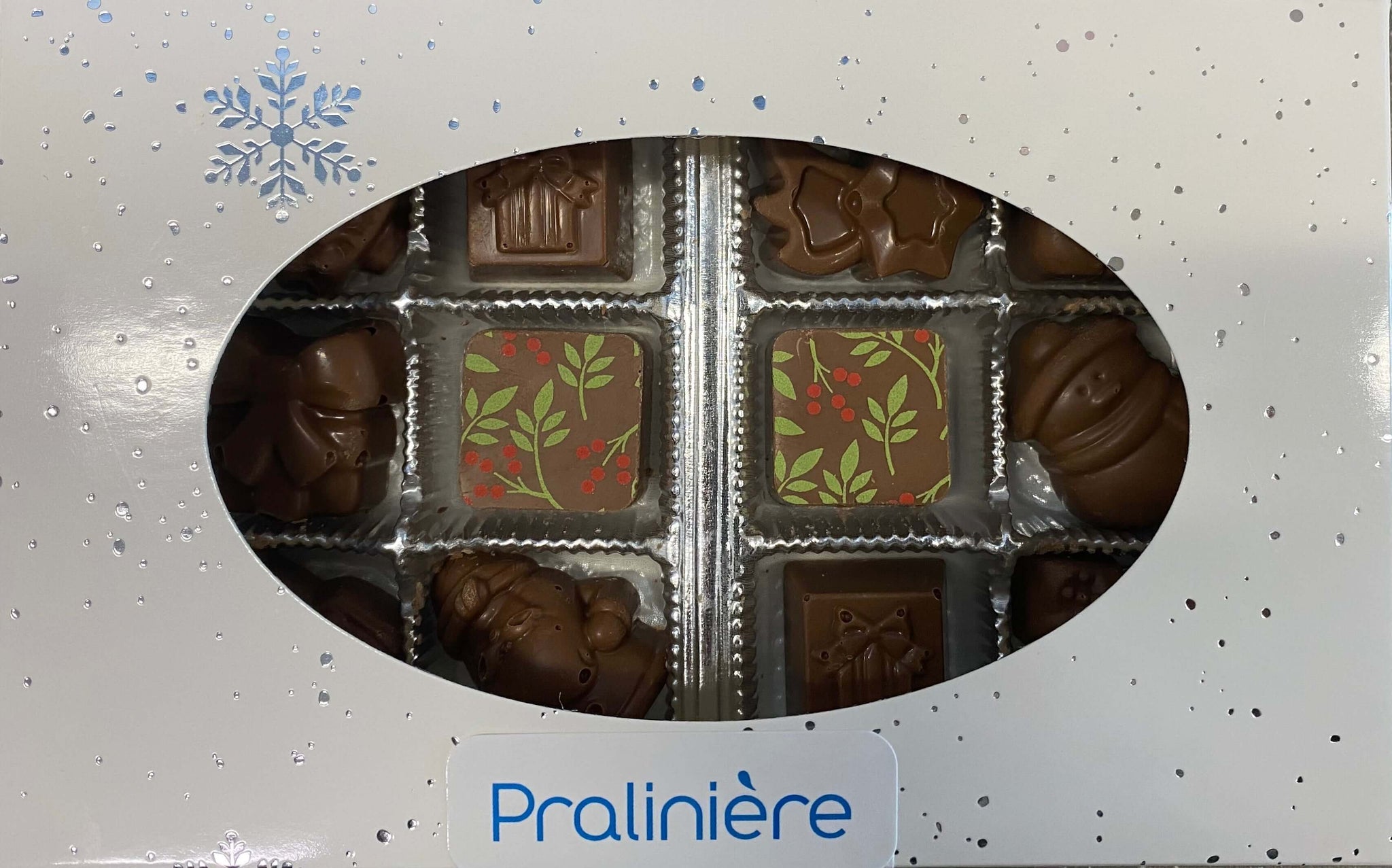 https://praliniere.com/cdn/shop/products/boite-de-chocolat-au-lait-de-noel-en-ligne-12-bouchees-couvercle_1024x1024@2x.jpg?v=1696292254