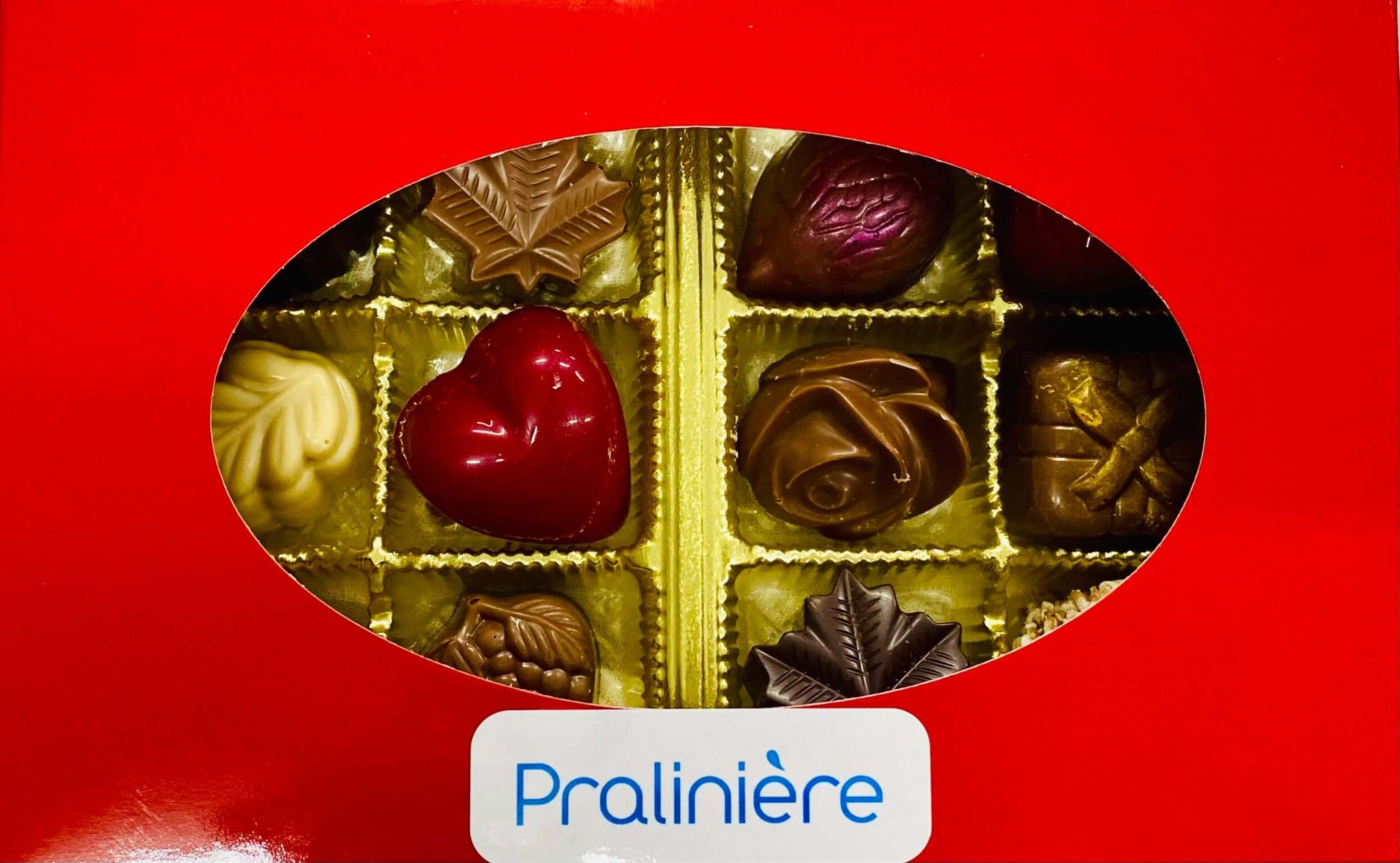 Boîte de chocolats croix suisse 24 Avelines originales au praliné