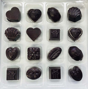 bouchees de chocolat noir dans la boite cadeau grand format de la chocolaterie artisanale de la praliniere