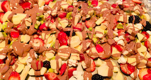 Plateau de fruits recouvert de chocolat liquide pour une fondue au chocolat de la Pralinière