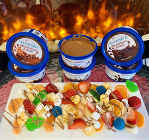 montage de fondues au chocolat de différentes saveurs avec assiette de fruits frais