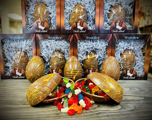 Belle présentation d'oeufs en chocolat artisanal remplis de jujubes pour cadeau de Pâques original